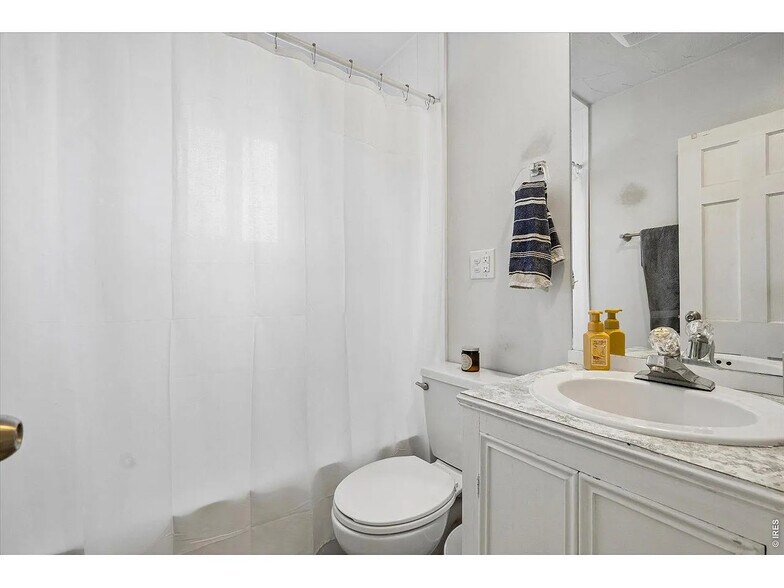 Full Bathroom - 1819 S Madison St