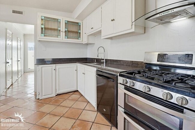 Building Photo - Enchanting 3Bdm 2Ba Home with Scenic Views in San Diego!