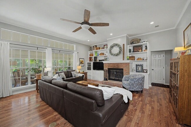 Building Photo - FIVE Bedroom Home in Bluewater Bay