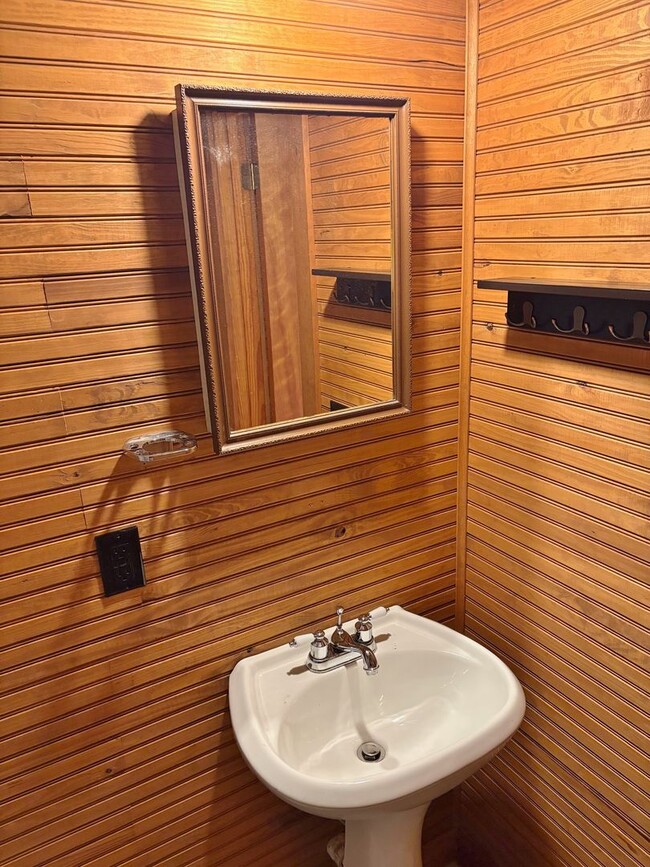 Building Photo - 1 Bedroom, 1 bath House