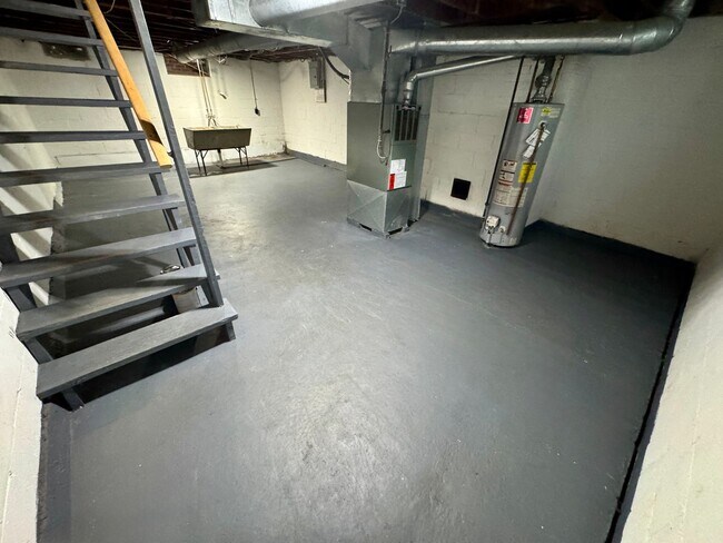 Building Photo - 2 Bedroom - Grandview Area