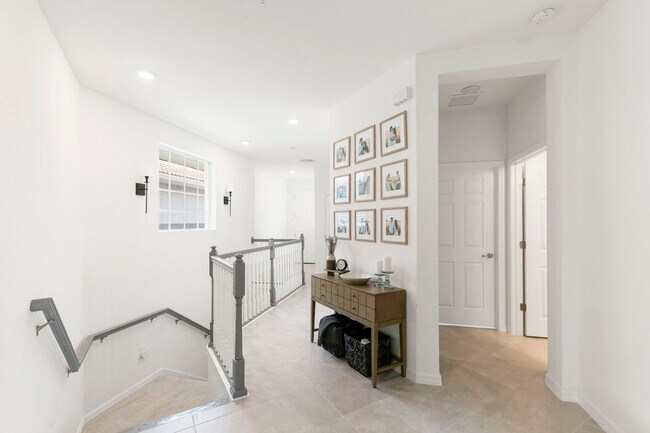 Building Photo - Stylish Corner Coach Home in Prime Fort My...