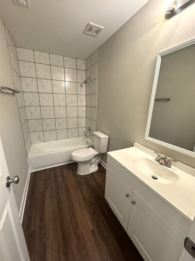Building Photo - 620 Pinecrest Dr