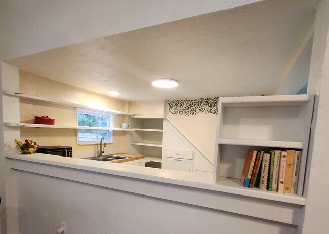 Building Photo - Single Family Home Close to UF!