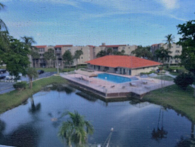 Building Photo - Great unit with pool view, pretty tile flooring.