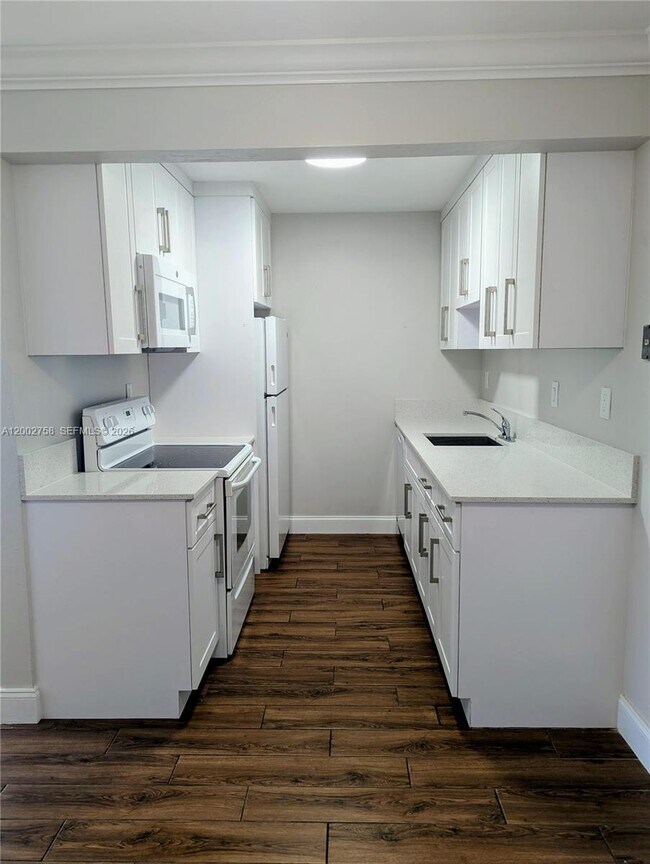 Building Photo - 7160 Fairway Dr