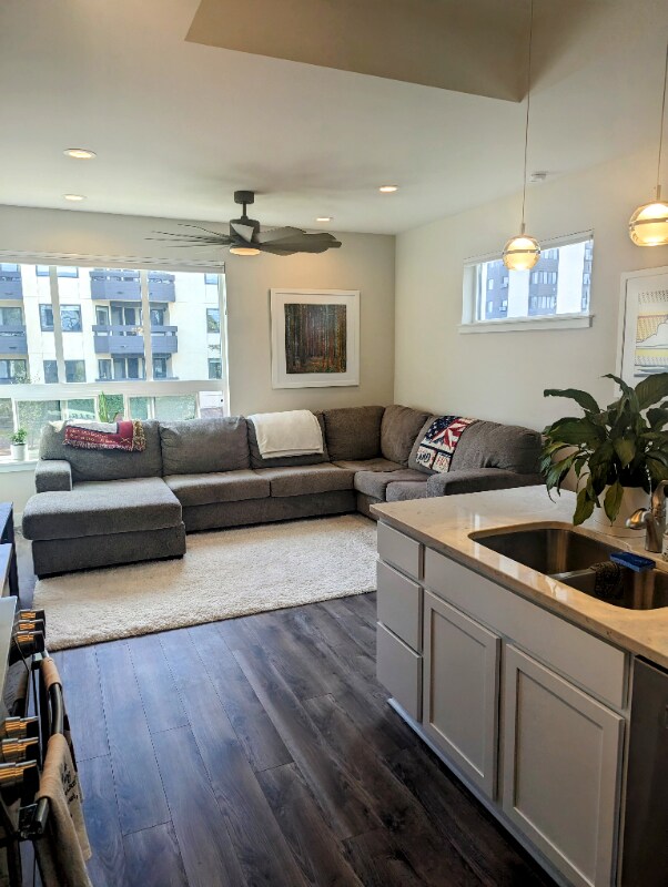 Building Photo - 957 W 12th Ave