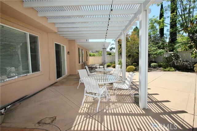 Building Photo - 19 Benavente