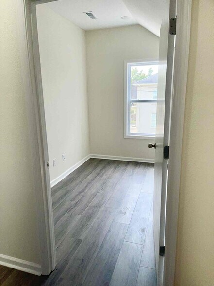 Building Photo - 404 E 18th St