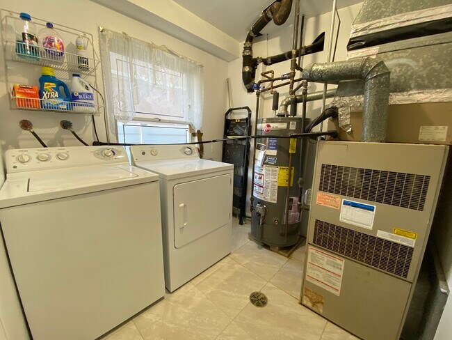 Building Photo - 75 Trantor Pl