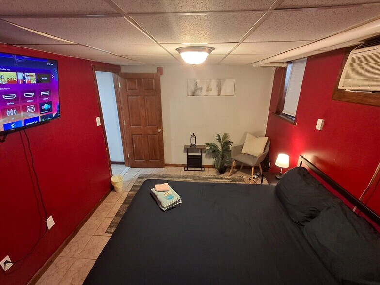 Building Photo - 37 Bancroft St