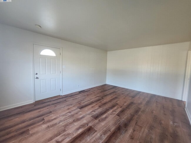 Building Photo - 323 Adelle St