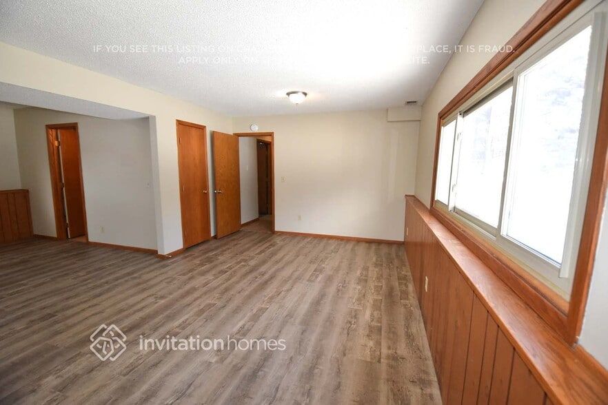 Building Photo - 7897 Kingsview Ln N