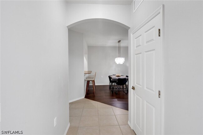 Building Photo - 1320 Charleston Square Dr