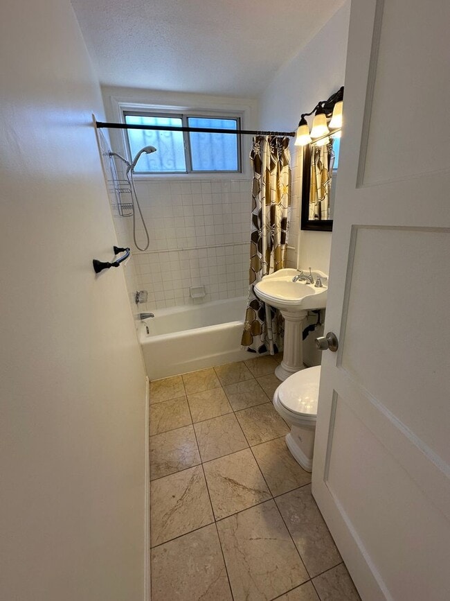 Building Photo - Single Family Home in Westmont For Rent!