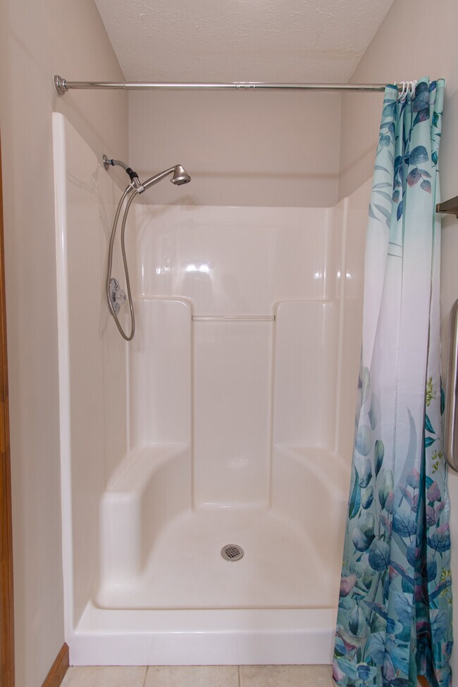 Second Bathroom Shower - 4747 Knollwood Dr NW