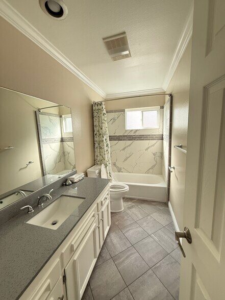 Bathroom - 4104 Emerald St