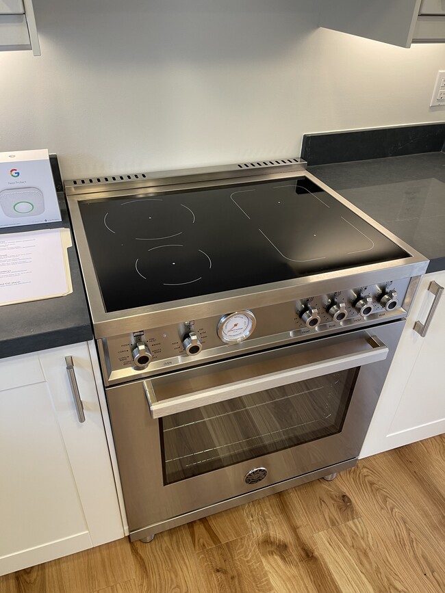 Building Photo - 36 Redwood Ave