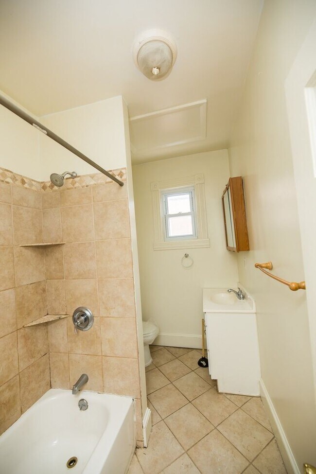 Building Photo - Charles Village 3bd/1.5ba Rowhome w/ W/D & A/C! --Available 8/14
