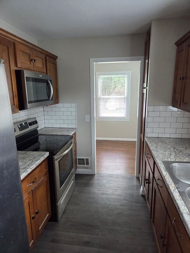 Building Photo - Newly remodeled 3/1/1 with fenced in backyard!