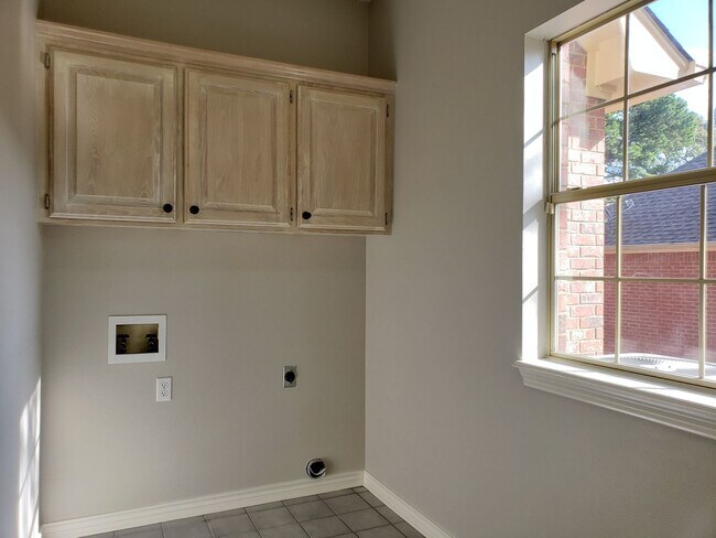 Building Photo - 3106 Lake Forest Dr