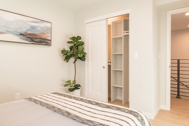 Building Photo - Two Bedroom Town Home-style Like Near NoHo Arts District