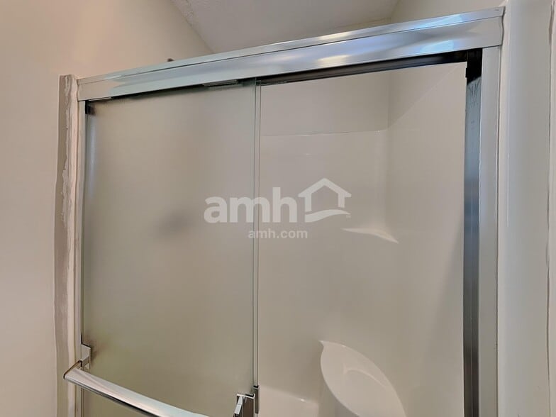 Building Photo - 713 Derby St