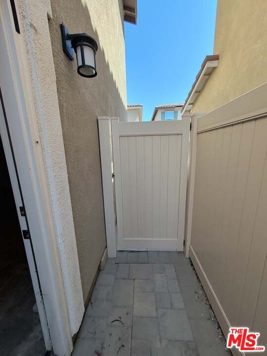 Building Photo - 295 Fuerte Dr