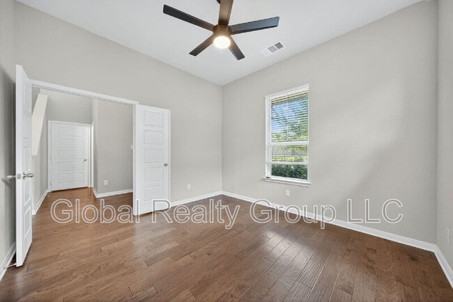 Building Photo - 812 Silver Fox