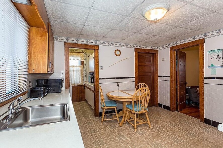 Eat-in Kitchen - 27 Bowdoin St