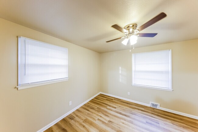 Building Photo - 7708 Saxon Dr SW
