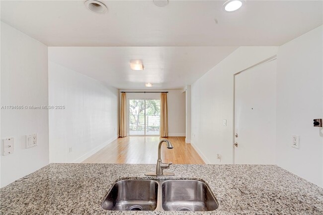 Building Photo - 7541 SW 61st Ave