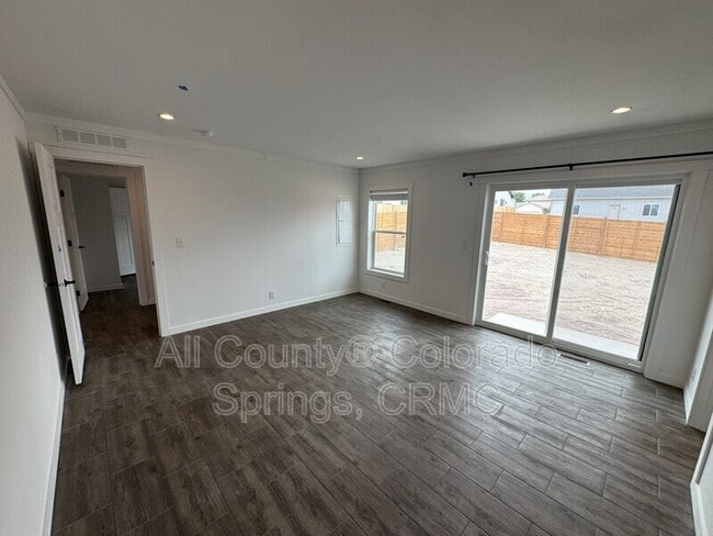 Building Photo - 692 E Hahns Peak Ave