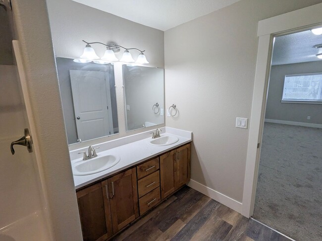 Building Photo - BIGFIR1069-1071