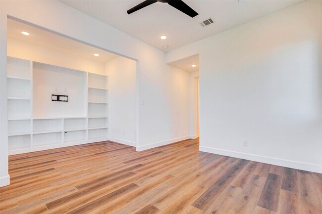 Building Photo - 2751 Freund St