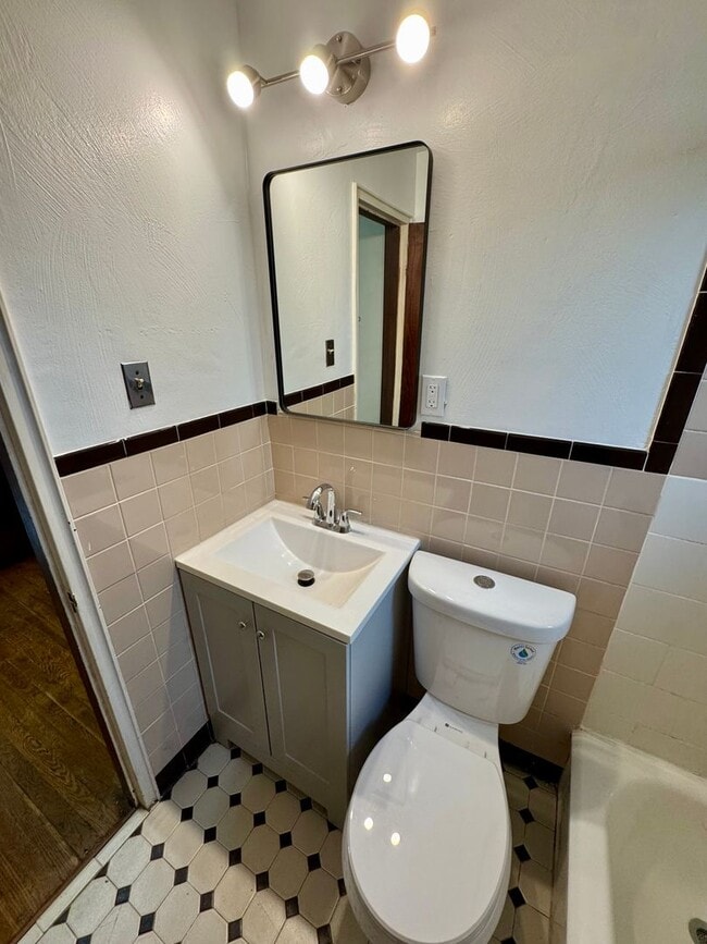 Building Photo - Charming 4 Bed 1.5 Bath house with BRAND NEW KITCHEN!!!