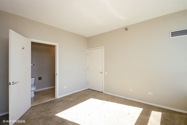 Building Photo - 600 N Kingsbury St