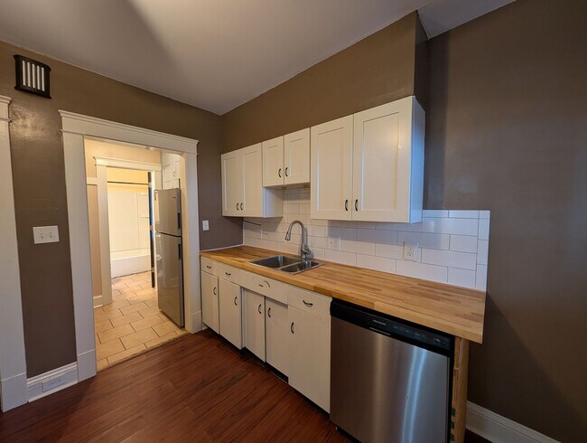 Building Photo - 1560 Coutant Ave