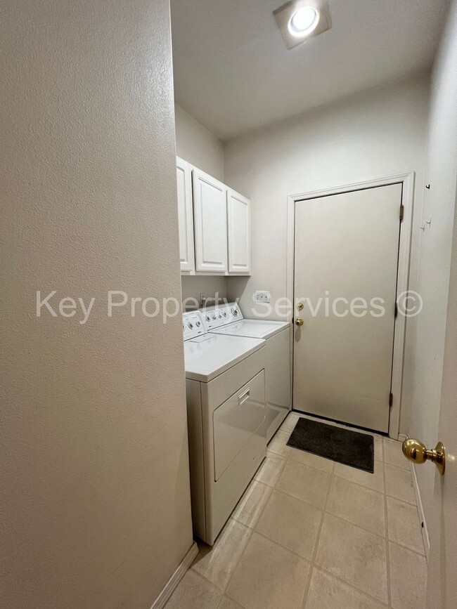 Building Photo - Westridge Ranch Across from Park!