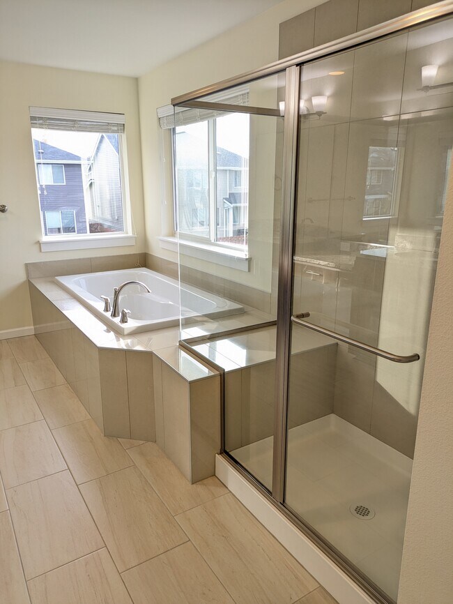 Building Photo - 27333 15th Ct S