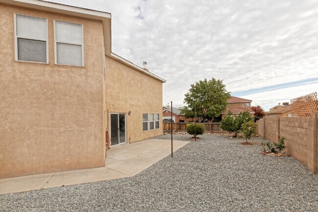 Building Photo - I-40 freeway access nearby. Couple blocks ...