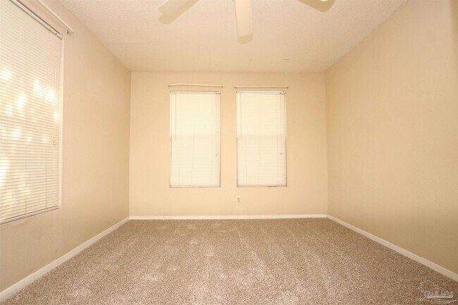 Building Photo - 5 Edgewood Cir