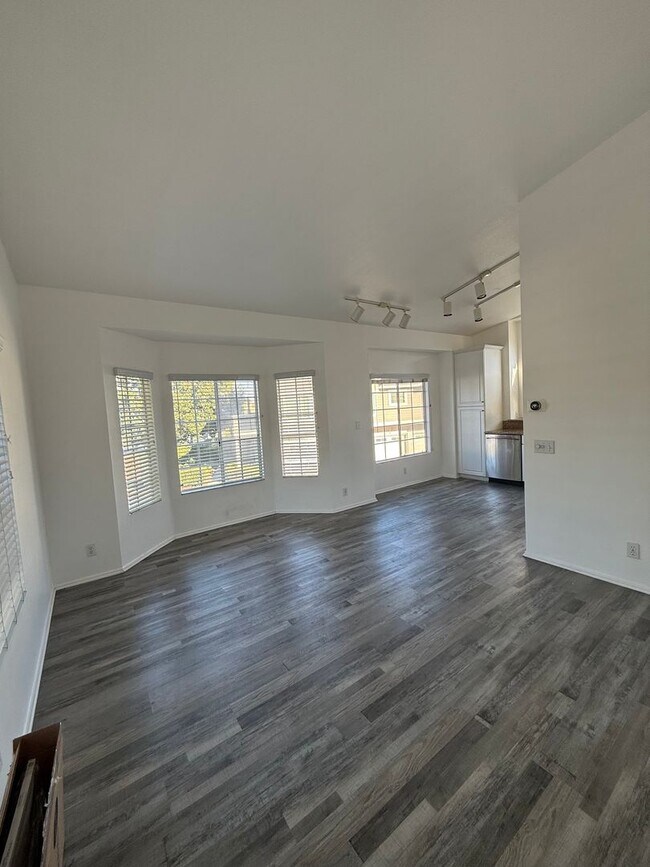 Building Photo - **Charming 1bed 1bath Condo located in the desirable Canyon Villa Community**