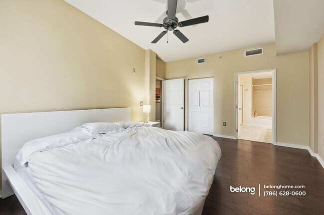 Building Photo - 2421 NE 65th St