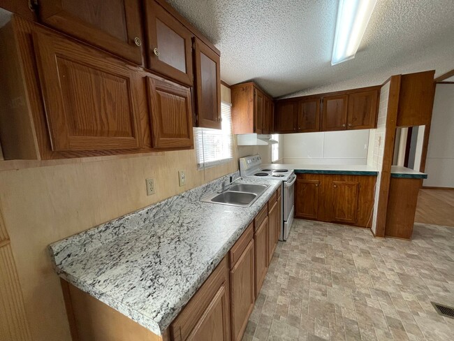 Building Photo - 3 BR, 2 BA doublewide in Pikeville!