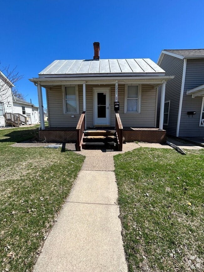 Building Photo - Three Bedroom Home Near Gundersen