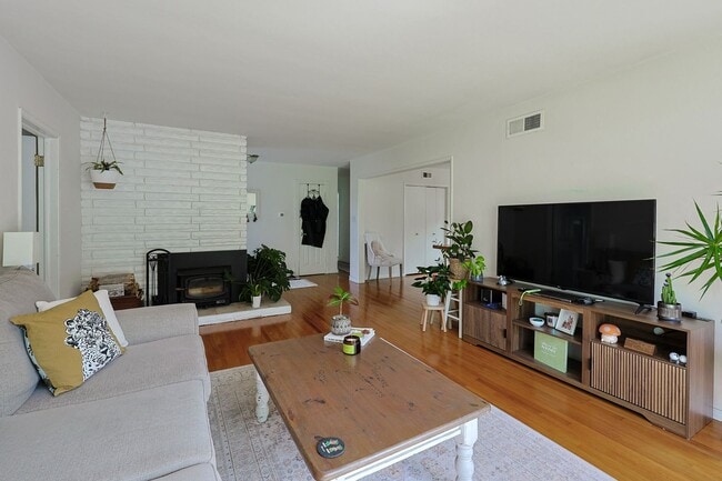 Building Photo - 3-Bed, 2-Bath Home on Large Lot in Prime San Diego Location