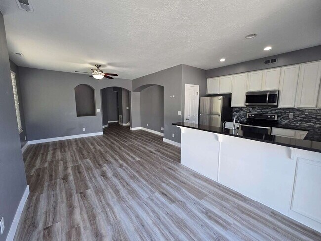 Building Photo - "Charming 3-Bed Townhouse Retreat in North...