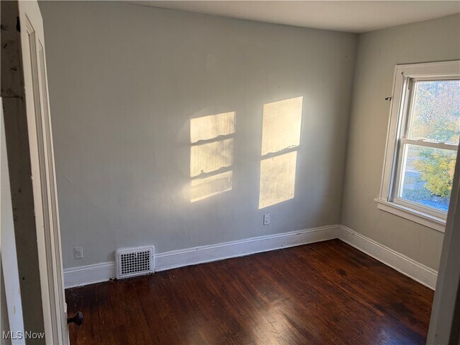 Building Photo - 922 Helmsdale Rd