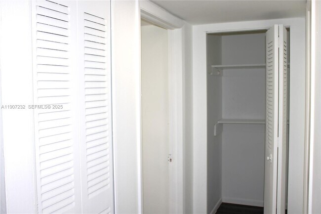 Building Photo - 13685 NE 10th Ave